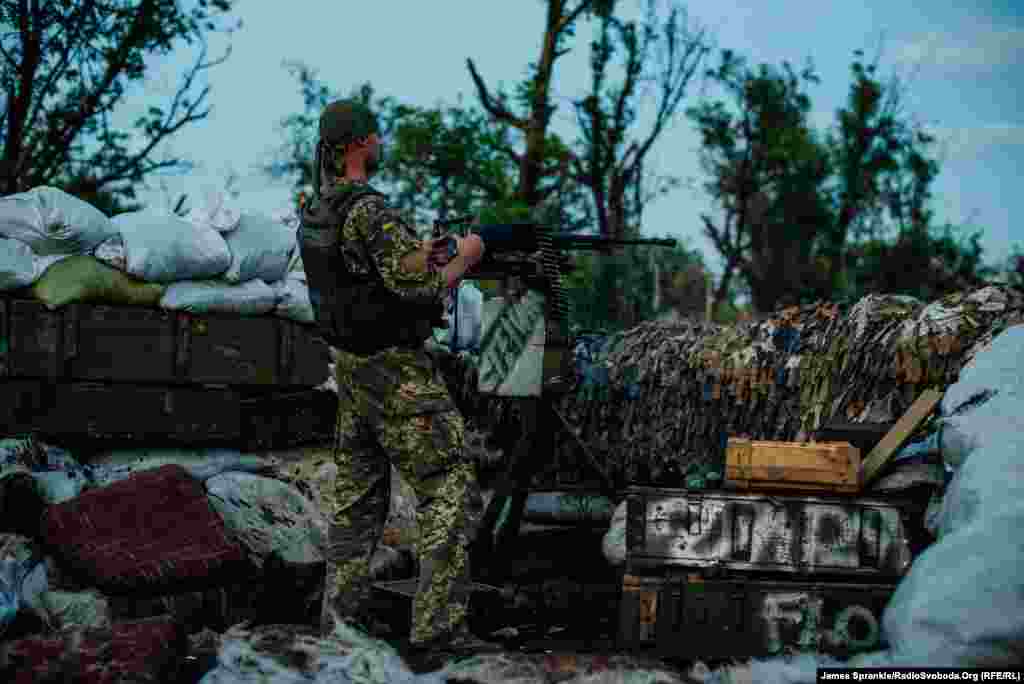 Солдат із позивним &laquo;Казанова&raquo; стріляє з кулемета Калашникова під час заходу сонця. Вечір &ndash; звичний час для бойових дій