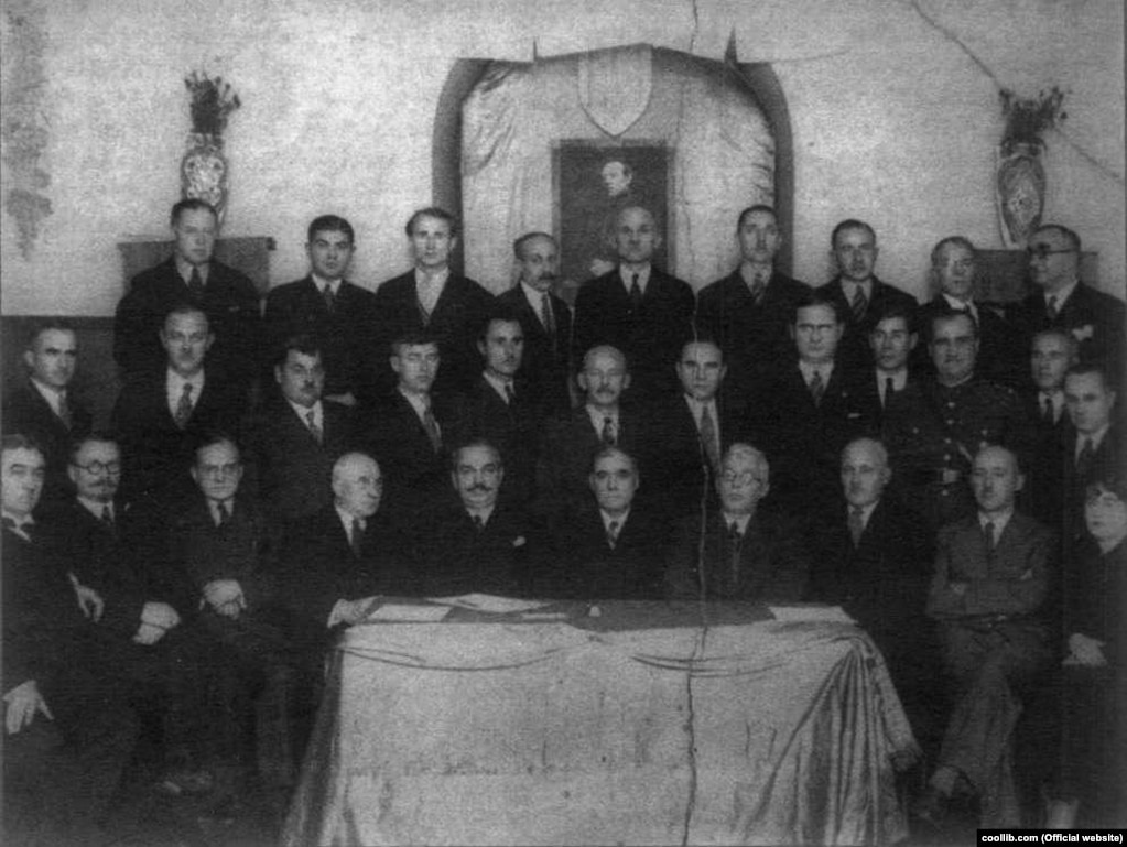 Полковник Іван Литвиненко в другом ряді третій зліва. З'їзд членів Українського військово-історичного товариства, Варшава, осінь 1934 року. ПЕРШИЙ РЯД (зліва направо): інженер Євген Плющ, полковник Микола Садовський, інженер Віктор Яворський, інженер Євген Аукасевич, генерал-Хорунжий Всеволод Змієнко, генерал-хорунжий Марко Безручко, генерал-хорунжий Віктор Кущ, полковник Микола Стечишин, полковник Олександр Вишнівський, Клавдія Безручко. ДРУГИЙ РЯД: сотник Данило Аимаренко, сотник Іван Липовецький, полковник Іван Литвиненко, козак (?), козак (?), полковник Варфоломій Євтимович, сотник Борис Монкевич, підполковник Федір Рибалко-Рибальченко, контрактовий майор польської армії Борис Барвінський, підполковник Сергій Сидоренко, сотник Юрій Науменко. ТРЕТІЙ РЯД: Борис Лазаревський, Олександр Золотницький, козак (?), полковник Микола Янчевський, підполковник Білодуб, підполковник Михайло Поготовко, сотник Михайло Шило, сотник Іван Іножарський, директор видавництва «За Державність» Северин Іванович