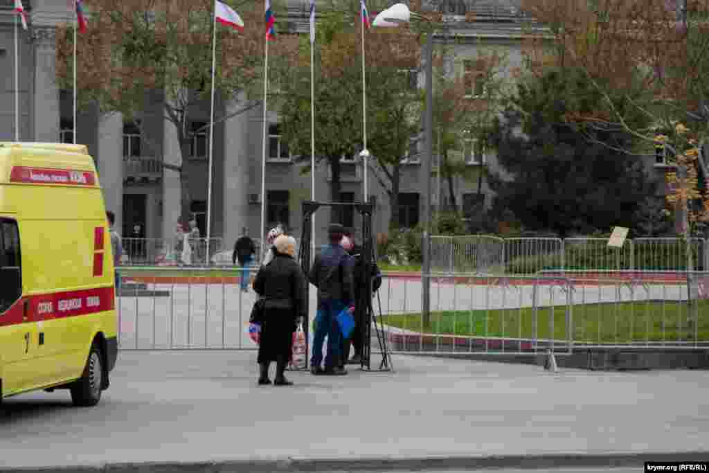 Вход к месту проведения мероприятий, на площадь Ленина &ndash; через рамки металлоискателей, и после проверки содержимого сумок