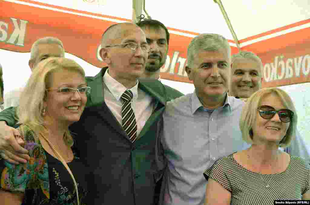 Dario Kordić u društvu Lidije Bradare (lijevo),&nbsp;Marinka Čavare (sredina), Dragana Čovića i Borjane Krišto (desno)