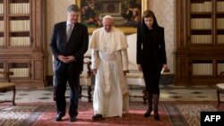 Президент України Петро Порошенко разом із дружиною Мариною під час зустрічі з папою Римським Франциском. Ватикан, 20 листопада 2015 року