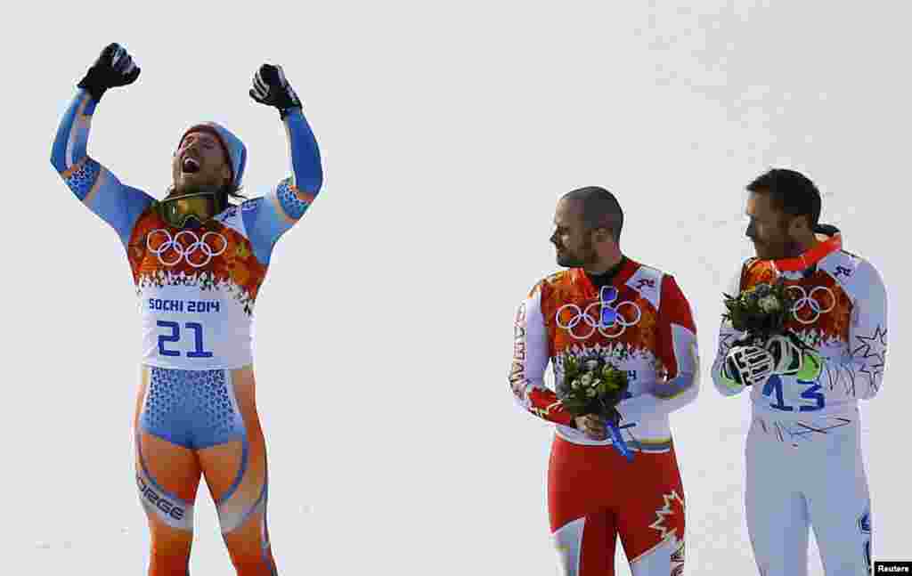 Norway&#39;s Kjetil Jansrud (left) celebrates on the podium as Canada&#39;s Jan Hudec (center) and Bode Miller, both with a joint third-place finish, look on after the men&#39;s alpine skiing Super-G competition. (REUTERS/Kai Pfaffenbach)