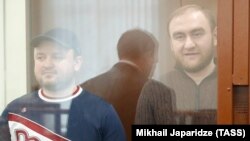 Рауф Арашуков, справа