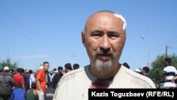 Арон Атабек во время Шаныракских событий. Алматы, 14 июля 2006 года.