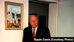 Барыс Кіт на фоне карціны, намаляванай ім самім. 1992 год