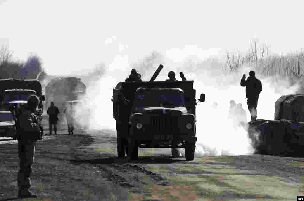 Украинские военные на грузовике после выхода из Дебальцевского плацдарма. На окраине Артемовска, 18 февраля 2015