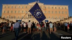 Мітинг проти виходу Греції з єврозони перед парламентом в Афінах, 9 липня 2015 року