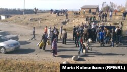Протестующие перекрыли дорогу к селу Саруу. Иссык-Кульская область Кыргызстана, 8 октября 2013 года.