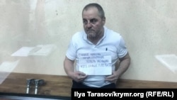 Эдем Бекиров с плакатом в зале суда, июнь 2019 года