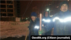 Imigranți uzbeci la Moscova, angajați la negru pentru curățarea străzilor (foto arhivă, RFE/RL).