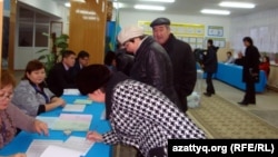 Избиратели и члены избиркома на избирательном участке в Жанаозене. 15 января 2012 года. Иллюстративное фото.