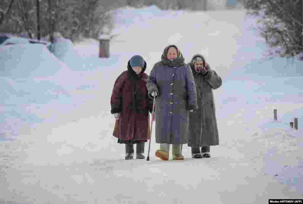 Three elderly women walk on a snowy street in Suzdal, Russia. (AFP/Mladen Antonov)