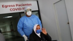 Медработник и пациентка в госпитале для заболевших COVID-19. Мехико, июль 2020 года.