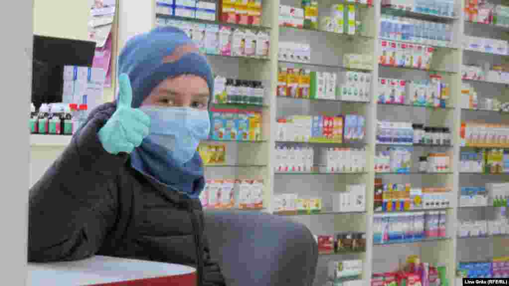 Un copil cu mască și mănuși de protecție la o farmacie din Chișinău. 