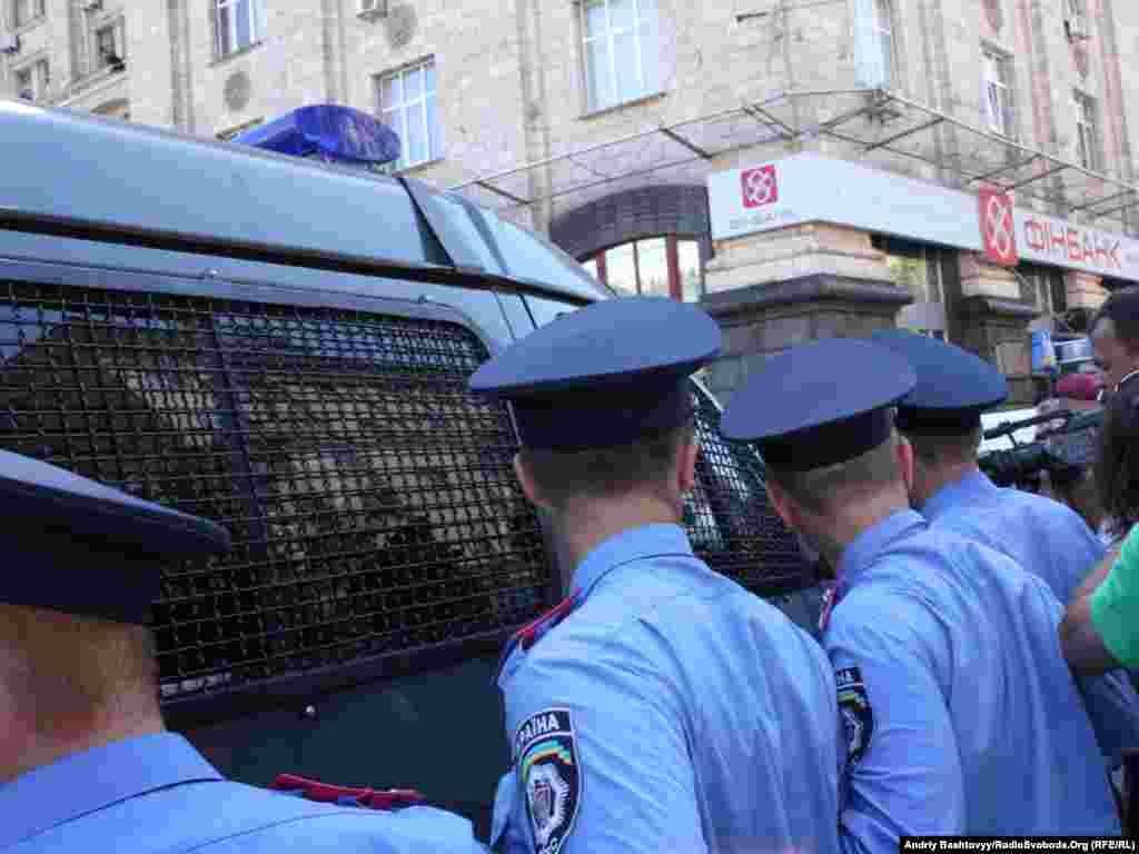 Правоохоронцям довелося оточити автомобіль із затриманими і силоміць звільнити виїзд з Майдану від «прихильників» руху FEMEN .