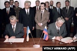 Борис Єльцин, президент Російської Федерації, та Леонід Кравчук, перший глава держави нової незалежної України, під час підпису економічної угоди. Москва 6 листопада 1991 року
