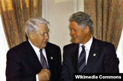 Борис Ельцин и Билл Клинтон на саммите "Большой восьмерки" в Кельне в июне 1999 года