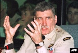 Ромео Даллер дает показания на выездном заседании Международного трибунала по преступлениям в Руанде в танзанийском городе Аруша. 1998 год