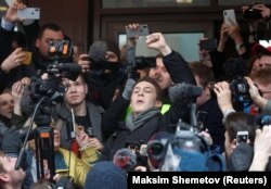 Егор Жуков на выходе из Кунцевского суда Москвы