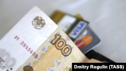 Российские деньги и кредитные карты. Иллюстративное фото