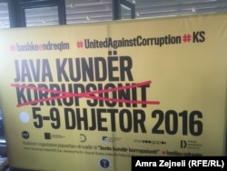 Koszovói korrupcióellenes poszter 2016-ból. A Nyugat-Balkán országaiban sok helyen még mindig létezik a jelenség