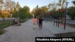 Абай Жолы. Треснувший асфальт заменили брусчаткой, установили новые лавочки и спортивную площадку. Из обещанного ранее нет озеленения территории и архитектурных форм. Семей, 10 августа 2020 года.