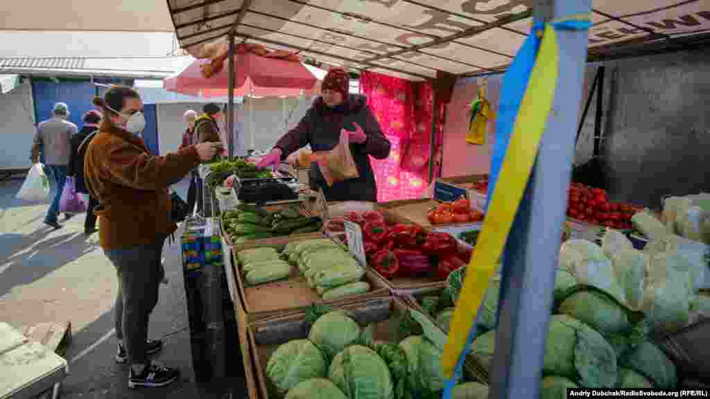 Раніше влада заявляла, що базари працюватимуть, але сьогодні ринок біля метро Героїв Дніпра зачинили близько третьої години. Продавців поінформували, що попередньо до 3 квітня