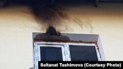 Жанғыш зат бар бөтелке лақтырылған үйдің терезесі. Салтанат Тәшімованың Facebook-тағы парақшасынан алынған. 