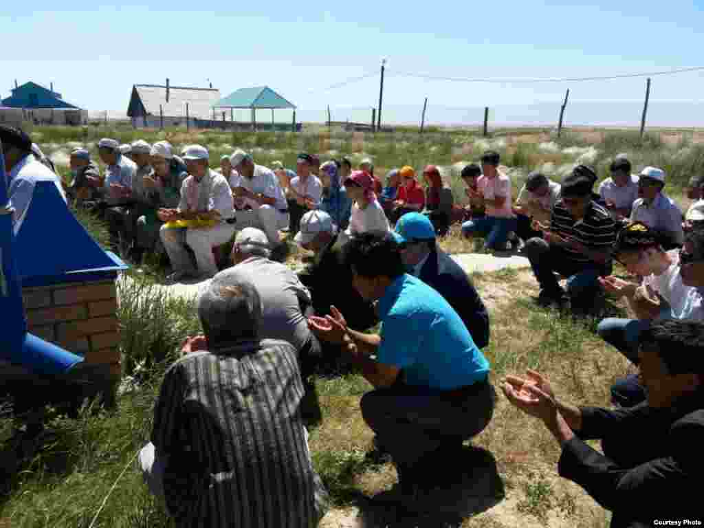 Около ста человек собрались в сельском округе Тоганас Западно-Казахстанской области, чтобы почтить память жертв репрессий.