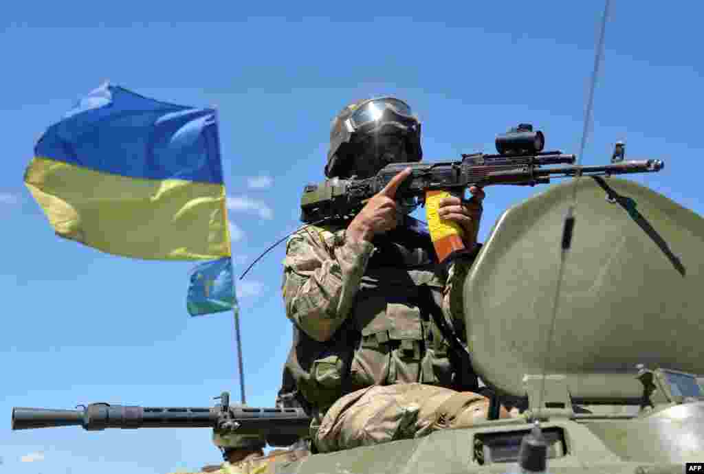 Колона українських військ рухається на північ Донецької області для участі в АТО, 3 липня 2014 року