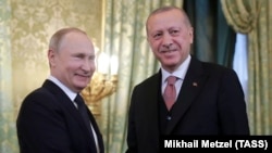 Президент России Владимир Путин (слева) и президент Турции Реджеп Тайип Эрдоган (справа)