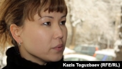 Әлия Тұрысбекова, тіркелмеген "Алға" партиясының жетекшісі, қамауда отырған Владимир Козловтың әйелі. Алматы, 19 наурыз 2012 жыл.