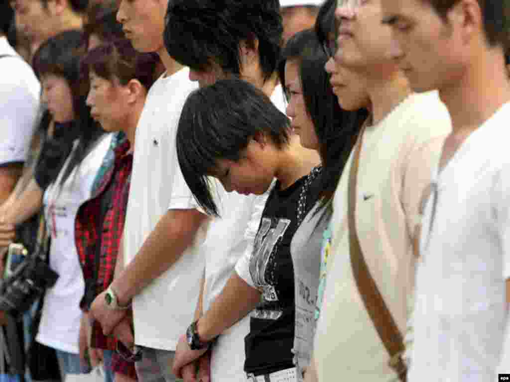 China - People attend a three minute silence in rememberance of the Sichuan earthquake victims on Tiananmen Square, Beijing, 19May2008