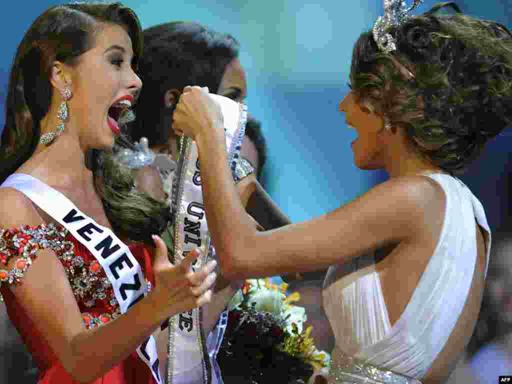 دایانا مندوزا، ملکه زیبایی سال ۲۰۰۸ از ونزوئلا، تاج پیروزی را تقدیم می‌کند به.... استفانیا فرناندز، او هم از ونزوئلا 