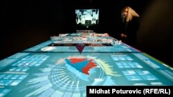Edukacijski stol koji kontekstualizira ključne faze Daytonskog mirovnog sporazuma, s izložbe u Sarajevu (fotoarhiv)