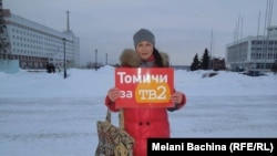 Одна из участниц пикетов в поддержку ТВ-2