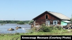 Дорога в городе Нижнеудинск в Иркутской области после наводнения