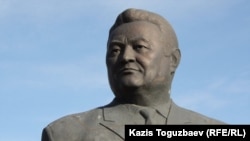 Памятник на могиле Заманбека Нуркадилова на Кенсайском кладбище в Алматы.