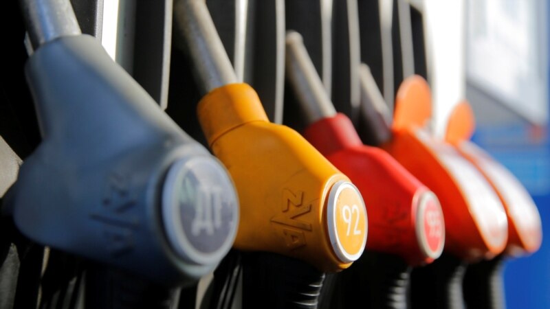 Premierul Pavel Filip propune ANRE să suspende majorarea prețurilor plafon la carburanți