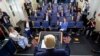 Američki predsednik Donald Tramp (s leđa) na konferenciji za novinare u Beloj kući, ispred predstavnika sedme sile koji su i sami na fizičkoj distanci propisanoj kao mera prevencije širenja korona virusa. 6. april 2020. 