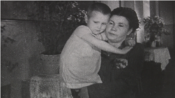 Ганна Стрижкова з мамою, кадр із фільму «Повість про наших дітей» 1945 року