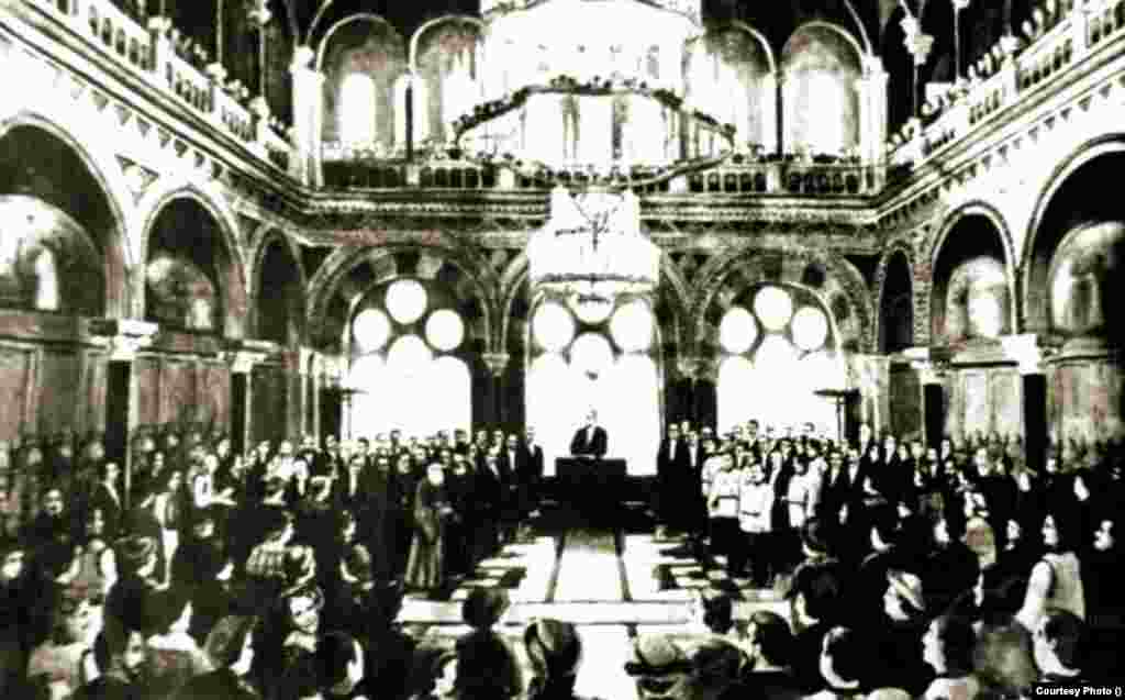 Congresul General al Bucovinei validează Unirea Bucovinei cu România, Cernăuți, 28 noiembrie 1918. La cererea acestui organism multi-etnic, Armata Română se afla deja în oraș pentru a-l proteja de atacurile bolșevicilor. 