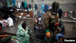 Separatiști pro-ruși la o baricadă în Sloviansk, 13 aprilie, 2014