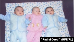 Тройняшки Ахмат, Айша и Мухаммад, рожденные в Таджикистане в 2006 году. Иллюстративное фото. 