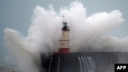 نمایی از وزش باد شدید در سواحل جنوبی انگلیس