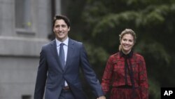 Justine Trudeau și soția, care a fost testată pozitiv cu coronavirus. Cuplul este în carantină, acasă, în Ottawa