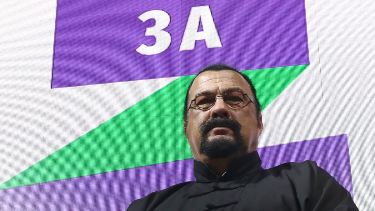 Putin awarded an order to Steven Seagal and expressed his gratitude to the Goblin