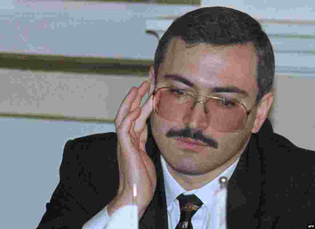 6 aprel 1998. Mikhail Khodorkovsky Yukos neft şirkətinin baş qərargahında toplantıda.