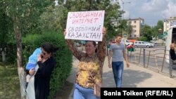 Жительница казахстанской столицы Анна Шукеева c плакатом с призывом против ограничения конфиденциальности пользователей и интернет-цензуры. Нур-Султан, 26 июля 2019 года.