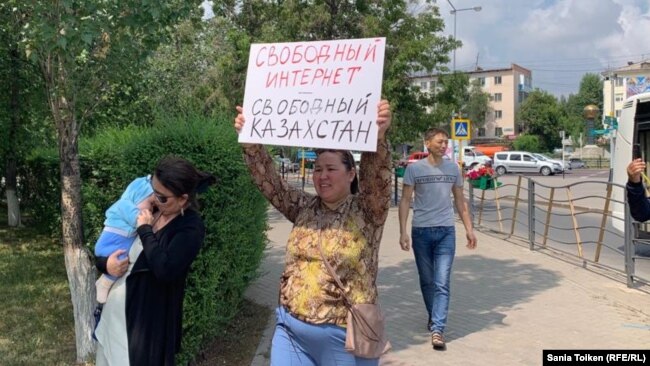 Жительница казахстанской столицы Анна Шукеева c плакатом с призывом против ограничения конфиденциальности пользователей и интернет-цензуры. Нур-Султан, 26 июля 2019 года.